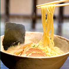 地酒と新鮮な地元食材を使った料理豊かなバリエーションで飛騨を愉しむ